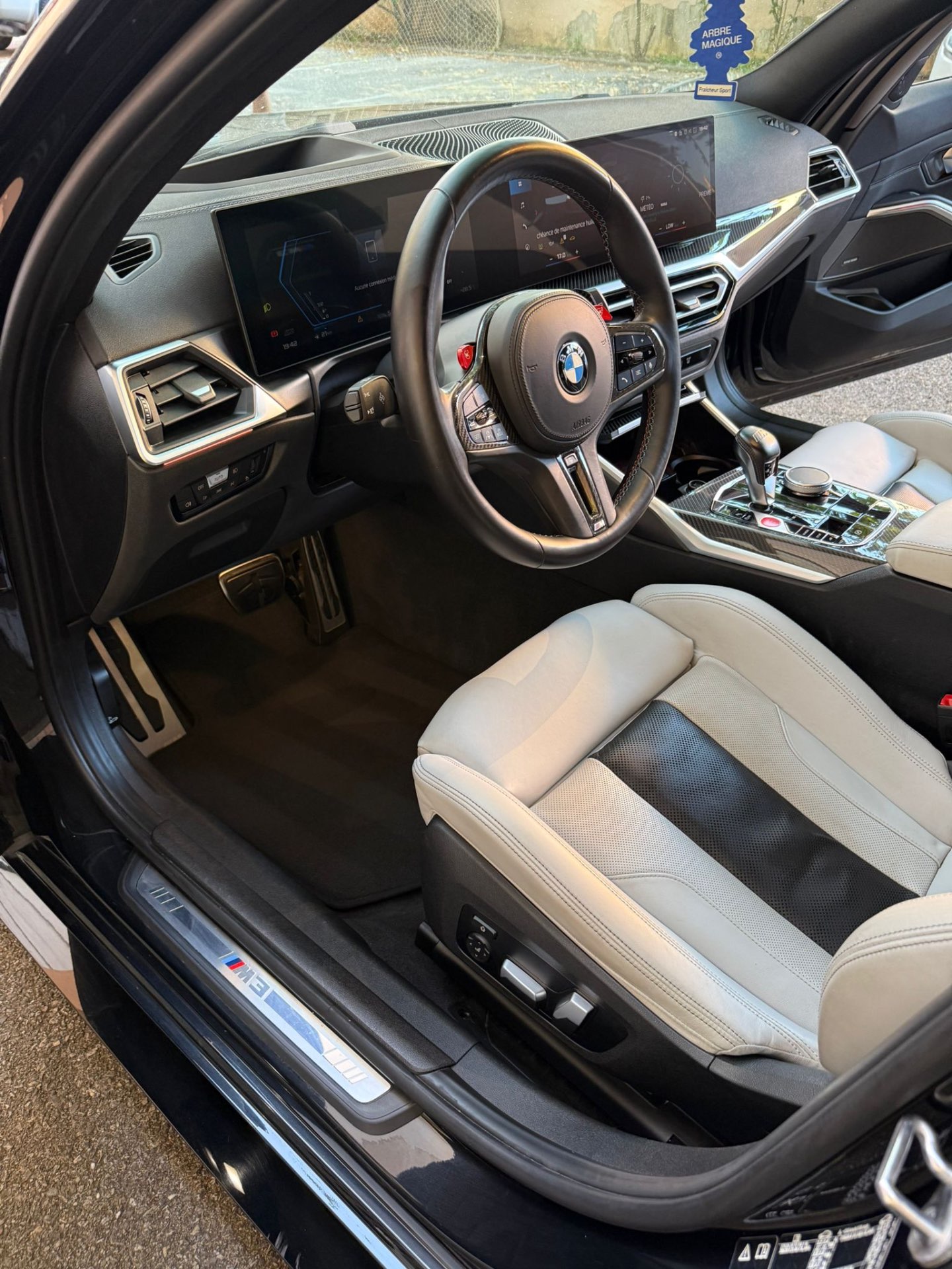 Intérieur BMW M3 après nettoyage premium par Wash&Go